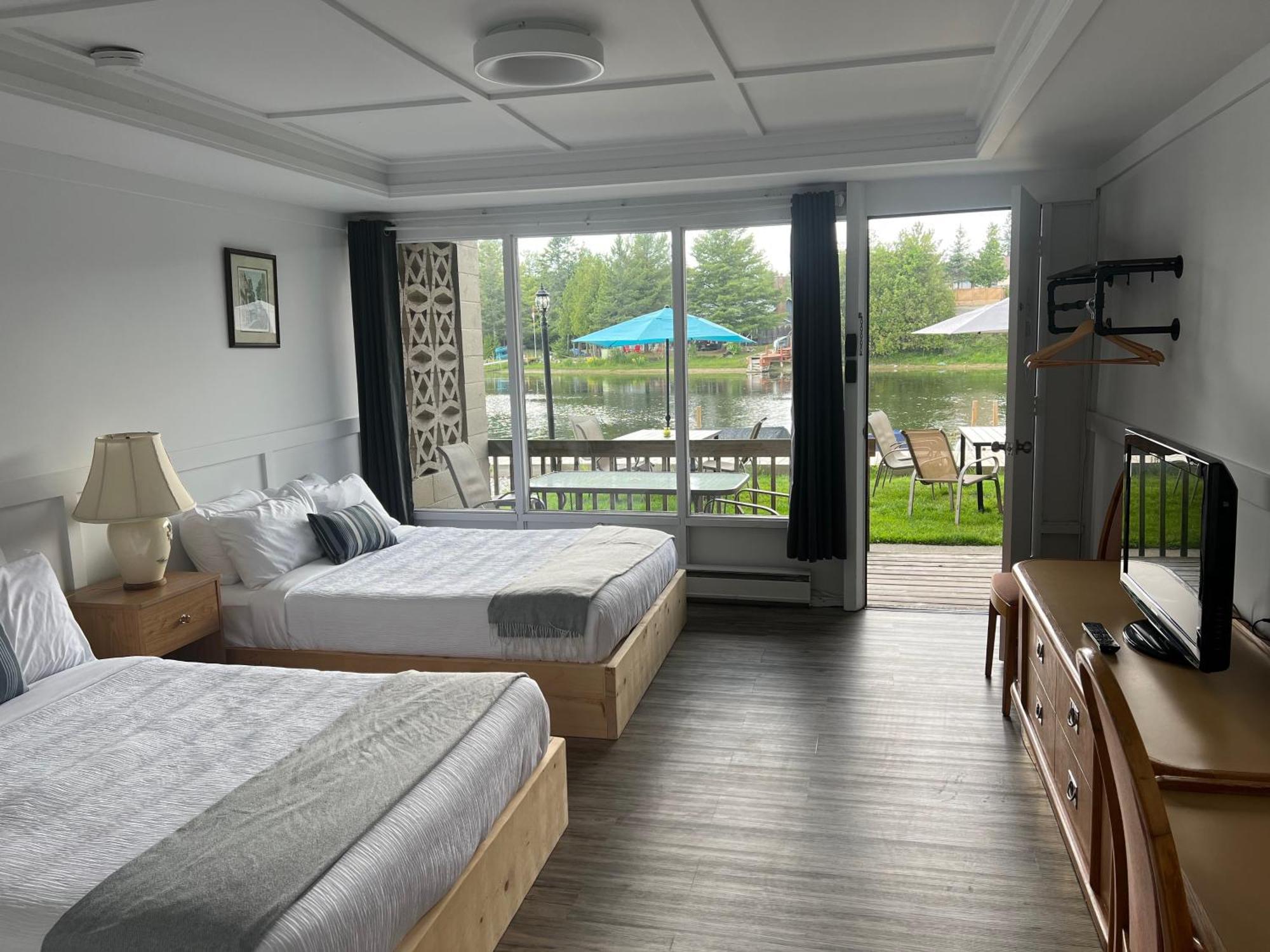 Kit Wat Motel & Marina Sauble Beach Exterior photo