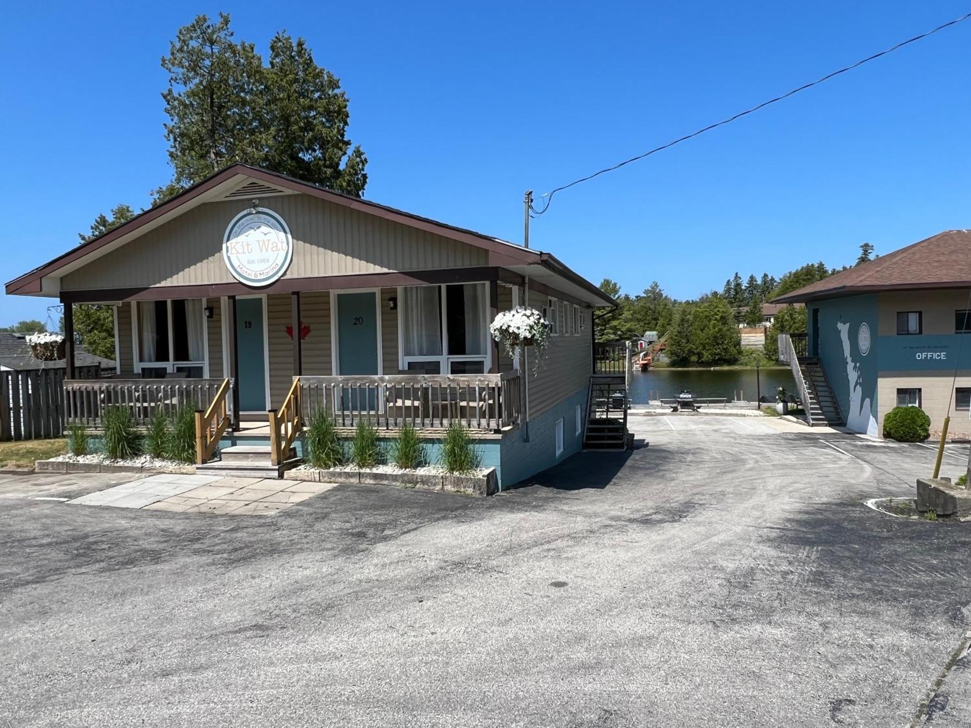 Kit Wat Motel & Marina Sauble Beach Exterior photo