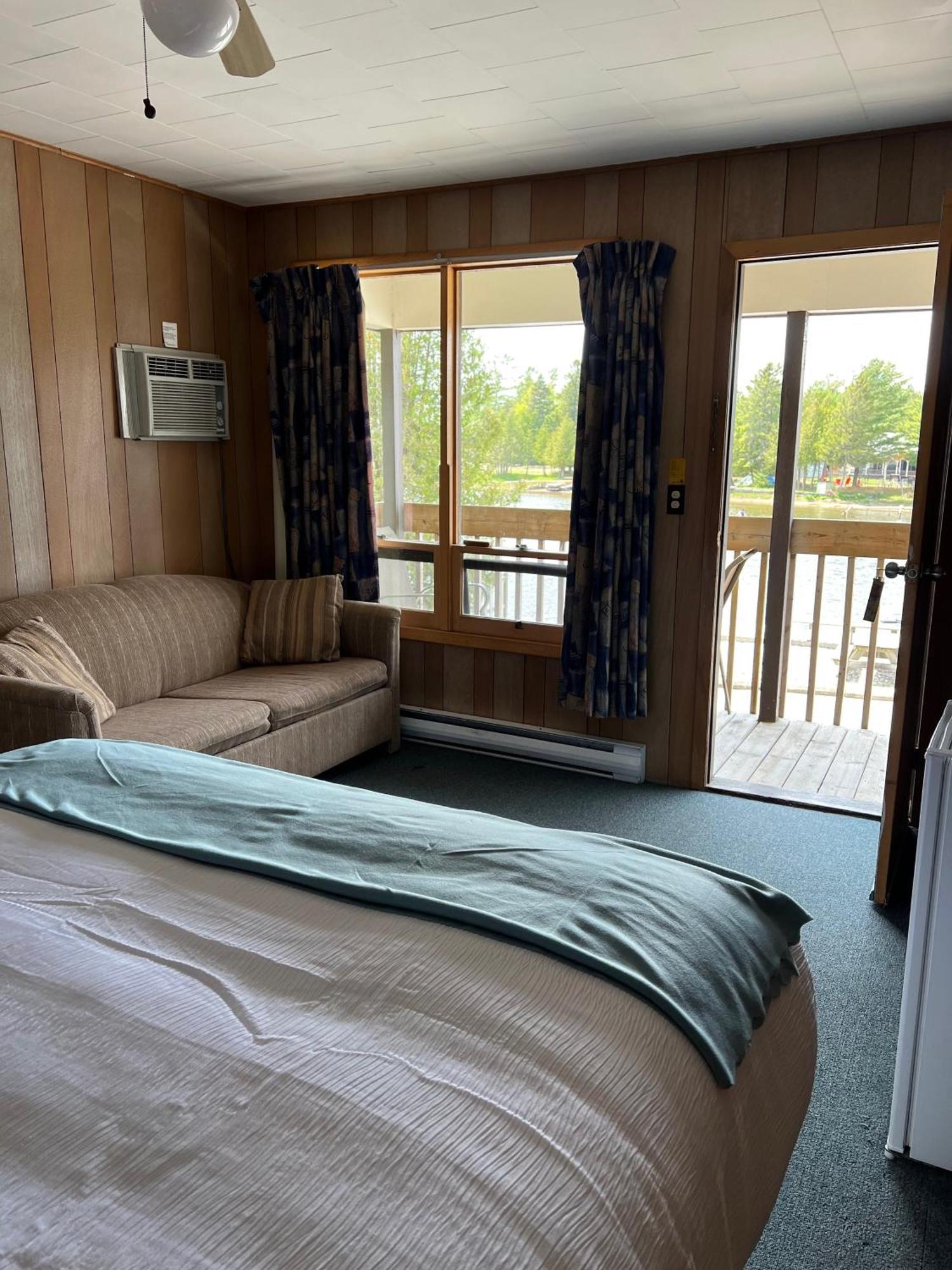 Kit Wat Motel & Marina Sauble Beach Exterior photo