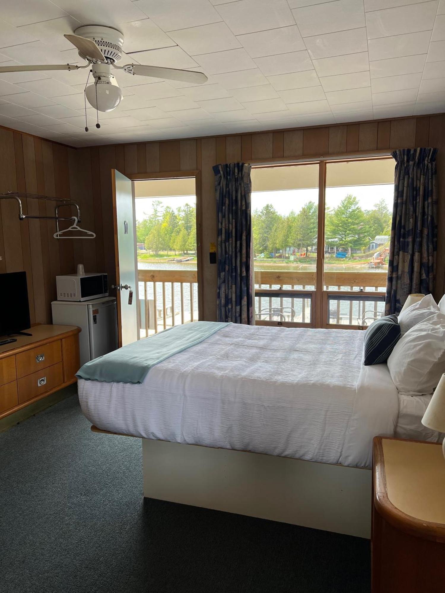 Kit Wat Motel & Marina Sauble Beach Exterior photo
