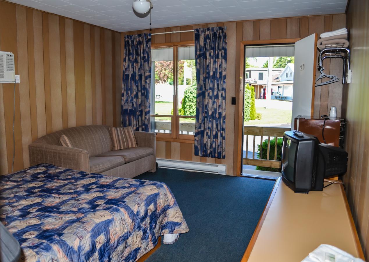 Kit Wat Motel & Marina Sauble Beach Exterior photo