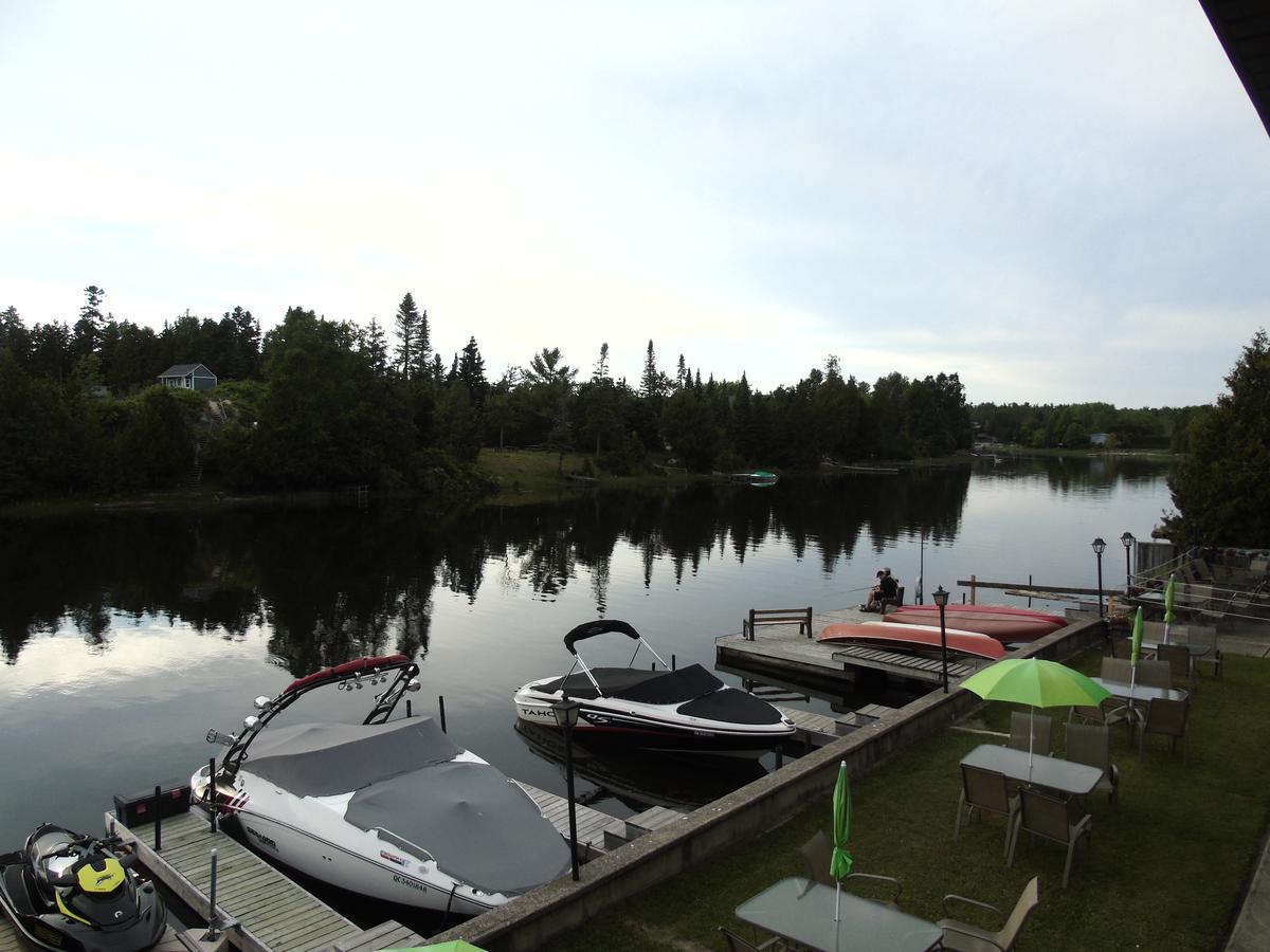 Kit Wat Motel & Marina Sauble Beach Exterior photo