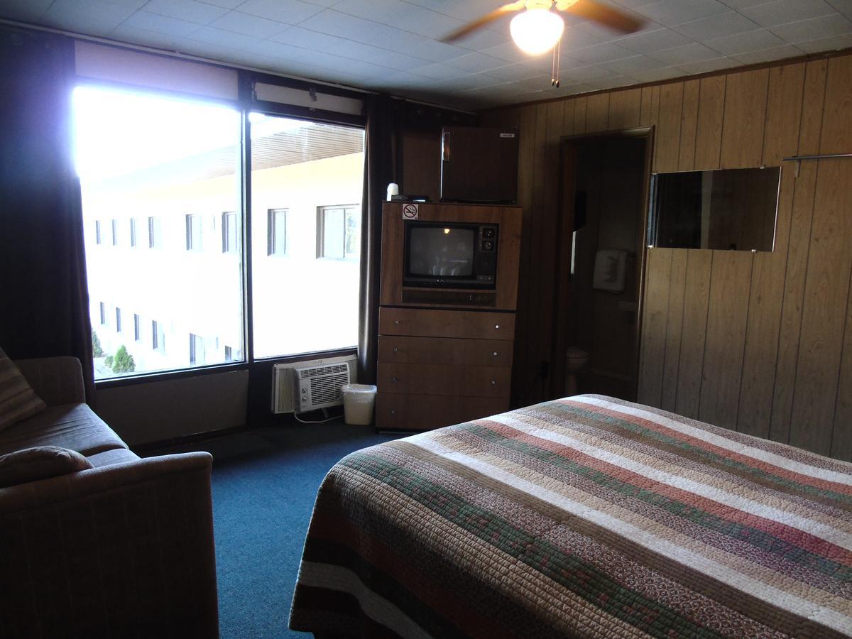 Kit Wat Motel & Marina Sauble Beach Exterior photo