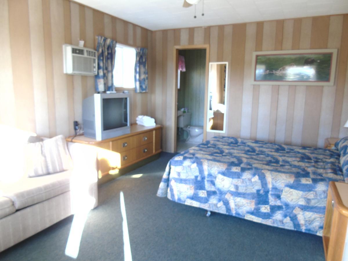 Kit Wat Motel & Marina Sauble Beach Exterior photo