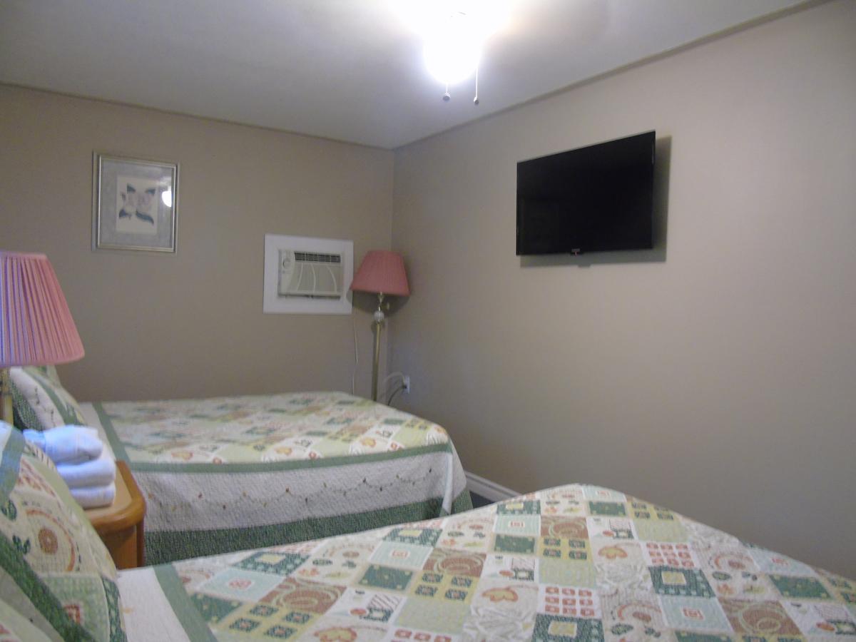 Kit Wat Motel & Marina Sauble Beach Exterior photo