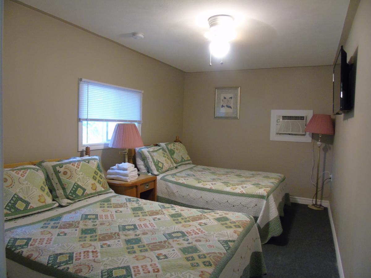 Kit Wat Motel & Marina Sauble Beach Exterior photo