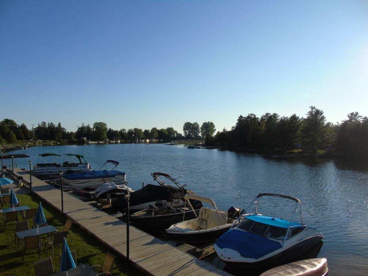 Kit Wat Motel & Marina Sauble Beach Exterior photo